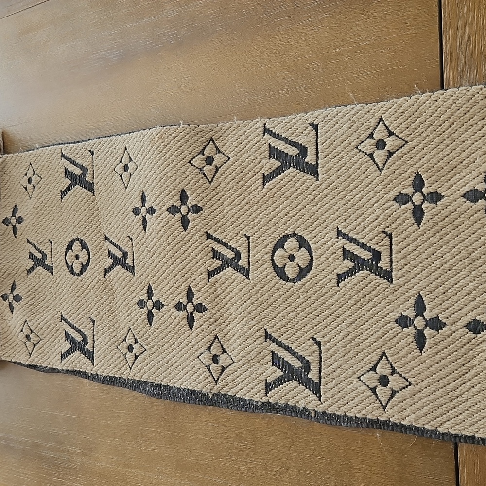 GORGEOUS LOUIS VUITTON LONG MONOGRAM WOOL BLEND SCARF - Picture 12 of 16